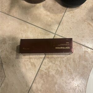 Hourglass Veil Hydrating Skin Ting shade 5 NIB